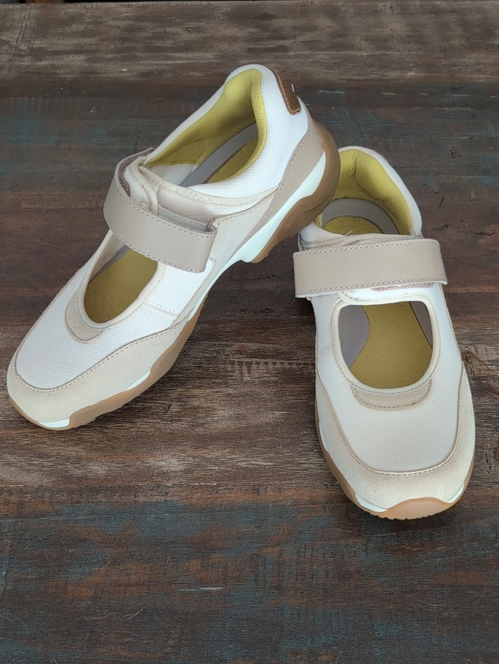 Vionic Walk Slim Giselle Orthopedic Shoe Ivory/Gold Velcro Strap - Women's 9
